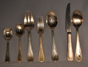 Cubiertos Reed & Barton: 12 tenedores, 11 cuchillos, 11 cucharas de mesa; 12 cucharas postre, 12 tenedores postre y 5 pi