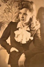 HEINRICH ANNEMARIE, Fotografa de la actriz LILIAN WHITE, circa 1950, mide: 11.5 x 17.5 cm