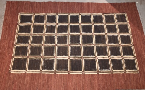 Alfombra oriental de lana tejida,fondo borravino con 45 cuadros beige y negros. 250 x 175