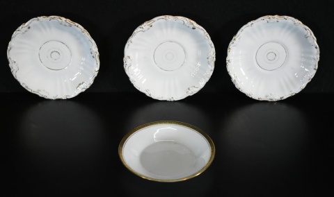 Cuatro platos de porcelana; 3 alemanes SPM en azul y uno de Limoges. 4 piezas.