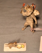 Cupido y gato con ave, bronce esmaltado. 2 piezas.