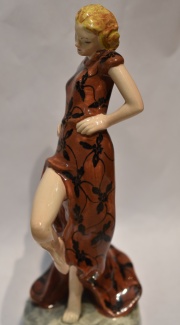 Porcelana Art decó Goldscheider. Figura femenina.