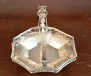Canasta de plata inglesa.Londres 1903. Sellos de Tiffany & Co. Profusamente sellado. Cuerpo flacetado y calado en bordes