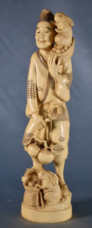 Figura de marfil oriental. Vendedor de frutos con conejos. 31 cm.