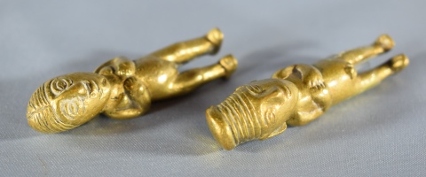 Pareja, dos figuras de bronce, miniaturas. Alto: 6 y 5,5 cm.