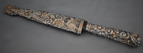 Cuchillo criollo, de plata. Largo 33 cm.