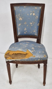 Silla estilo francés. Tapizado del asiento con roturas, a retapizar.