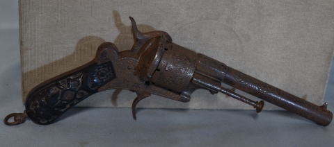 Revolver antiguo Lefaucheux, grabado. Inoperable. Siglo XIX. Largo: 31 cm.