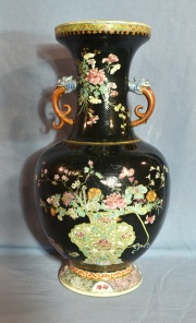Vaso de porcelana oriental negra, decoración de flores, asa con faltante. Alto 40 cm.