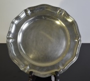 Fuente circular Christofle con monograma ES. Metal plateado. Diám. 35 cm.