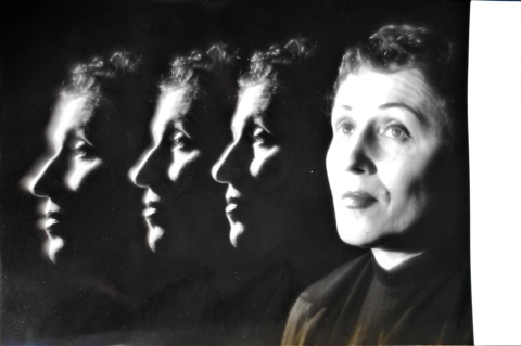 HEINRICH ANNEMARIE, Fotografía Artística de la actriz ruso-argentina BERTA SINGERMAN, circa 1960, mide: 17.5 x 11.5 cm.