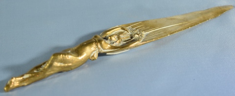 V. Sabatier, abrecartas de bronce con figura femenina.Largo: 24,7 cm.