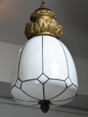 Farol Colgante de vidrio opalinado blanco con sujetador de yeso dorado. Desperfectos. Alto: 77 cm.