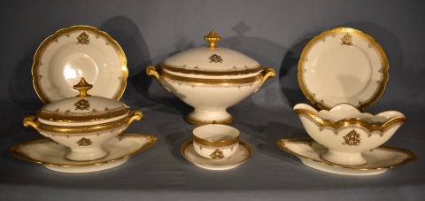 Juego de mesa de porcelana de Mansar Rue Paradis: G. A. S blanco y dorado con iniciañes 36 playos, 16 hondos, 3 salser