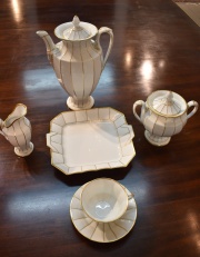 Juego de lunch Furstenberg, porcelana blanca con filetes dorados. Compuesto por: 12 tazas té con platos