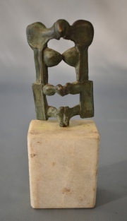 FIGURA, escultura de bronce con base de mármol. Alto total: 16,5 cm.