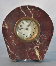 Reloj de mesa Art Deco, de mármol veteado. Desperfectos. Alto: 14 cm.