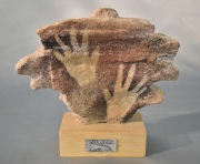 Cueva de las manos, escultura conmemorativa. Telecom. 20 cm.
