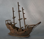 Barco de hierro. Alto: 25,5 cm.