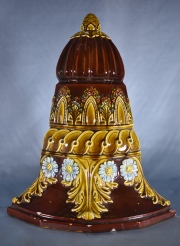 MENSULA RINCONERA, de cerámica esmaltada con ornato de guardas y flores. Alto: 45 cm.