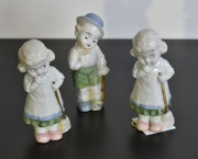 Tres Miniaturas de porcelana, dos restauradas. Alto 17 cm.