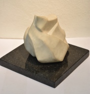LUCIA PACENZA Escultura Abstracta, de mármol blanco, base de mármol negro.