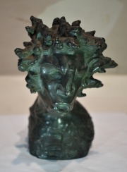 Cabeza. escultura hierro, base de madera. -1143-