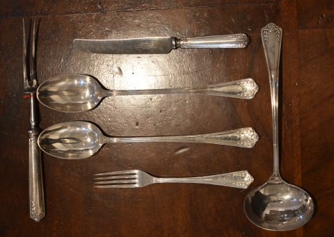 Juego Cubiertos Elkington: 12 cuchillos mesa, 12 tenedores, 12 cucharas, 13 tenedores postre, 12 cuchillos, 12 cucharas,