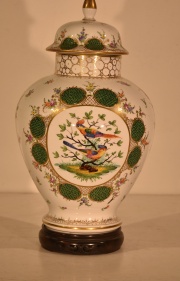 Potiche con tapa, porcelana de Dresden, decoración de aves. Con base.