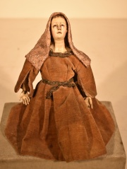 Virgen Dolorosa Arrodillada. Papier maché, vestido marrón.