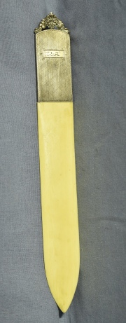 Cortapapel, tallado, pomo cincelado y sellado. Iniciales RA. Largo:  23,5 cm.