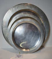 Ocho platos circulares de metal, 7 sellados, en tres tamaños, guarda de molduras. Peso: 1,945 k.