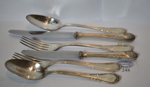 Juego de cubiertos Sabatier, Francia: 6 cuchillos mesa, 6 tenedores, 2 cucharas, 6 cuchillos postre, 6 tenedores, 6 cuch