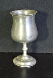 Copa metal inglés, tipo peltre. Alto 16 cm.