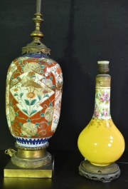 Dos Vasos, transformados en lámparas, con decoración floral, averías y restauraciones. Alto: 39 y 83 cm.