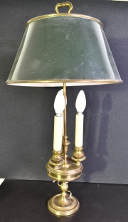 Lámpara bouillotte de bronce dorado, con pantalla de metal verde, regulable. Casa Veltri.  Alto 70 cm.
