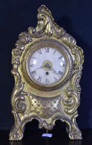 Reloj de chimenea dorado con llave. Casa Veltri.