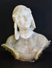 Beatrice, escultura de alabastro tallada. Anónima. Alto: 51 cm. Frente 52 cm Italia, circa 1900.