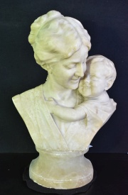 Ferdinando VICCHI (1875-1945) Madre con Niño, escultura de alabastro. Desperfectos, firmada. Alto 47 cm. Base 13 cm.