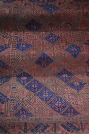 Carpeta decoración de rombos transversales azules y rojizos. Mide: 158 x 86. Averías.