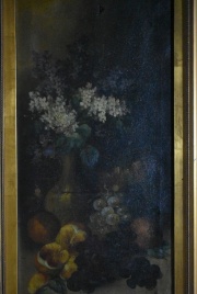 Jarra con Flores y Frutos, óleo vertical, roturas. Firma ilegible. Mide: 63 x 32 cm.