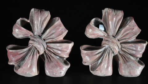 Florones para cortina de L'Interdit, Madera en forma de moños rosados.