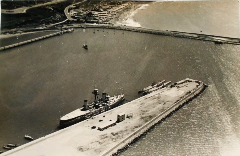 Mar del Plata. Fotografía del Puerto, DARSENA DE SUBMARINOS y el ACORAZADO GENERAL BELGRANO, tomada por ULRICO CARNAGHI,