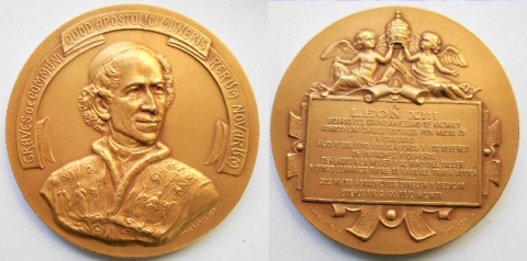Medalla HOMENAJE DEL PUEBLO ARGENTINO AL PAPA LEON XIII, medalla de bronce dorado, año 1903. Escultor: J. Lavarello, Cas
