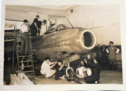 Fotografia de los preparativos para la inaguracion del avion argentino en mar del plata