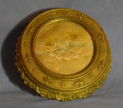 Caja circular, Est. Francés, tapa con decoración de bordado. Averías. Diámeetro 14 cm.