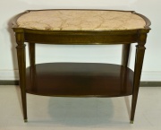 Mesa rectangular con tiretes laterales, estilo Luis XVI, enchapada en caoba con tapa de mármol. Plano inferior. Alto 68