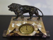 Reloj de mesa con león, base con incrustaciones. Alto 19 cm.