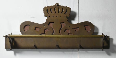Toallero de pared con escudo, barral de bronce. Frente: 60 cm.