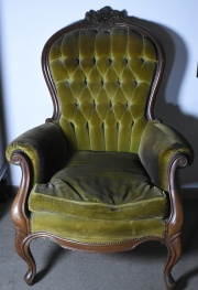 Par de sillones estilo Victoriano de caoba. Tapizado en pana verde capitoné, deterioros.